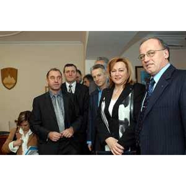 Riccardo Illy (Presidente della Regione Friuli Venezia Giulia), Zdenka Kovac (ministro per lo Sviluppo Regionale) e la delegazione slovena. (Sesana, 10/2/04)