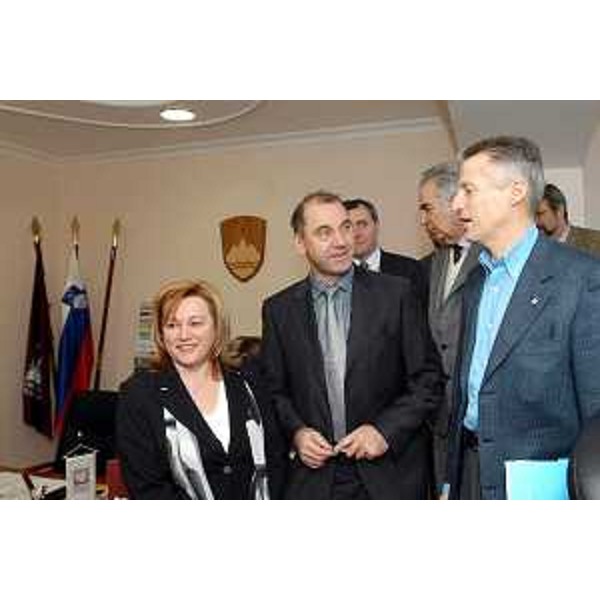 Riccardo Illy (Presidente della Regione Friuli Venezia Giulia), Zdenka Kovac (ministro per lo Sviluppo Regionale), Crtomir Spacapan (console generale di Slovenia a Trieste). (Sesana, 10/2/04)