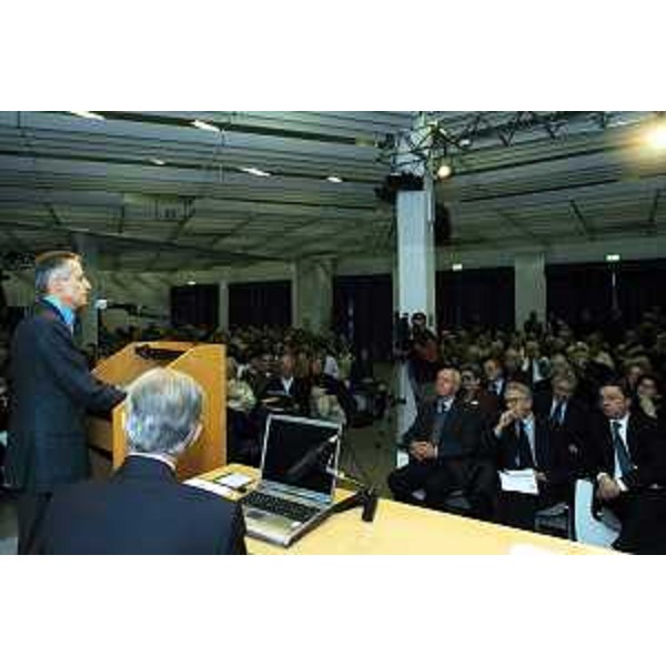 Riccardo Illy (Presidente della Regione Friuli Venezia Giulia) alla cerimonia della "Giornata della Memoria - 10 febbraio 1947/10 febbraio 2004" promossa dalla Federazione delle Associazioni degli esuli istriani, fiumani e dalmati nel ricordo della diaspora dell'esodo. (Trieste, 10/02/04)