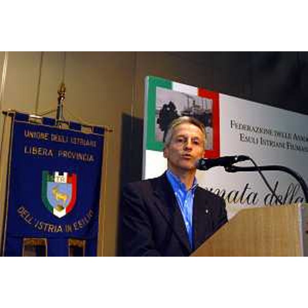 Riccardo Illy (Presidente della Regione Friuli Venezia Giulia) alla cerimonia della "Giornata della Memoria - 10 febbraio 1947/10 febbraio 2004" promossa dalla Federazione delle Associazioni degli esuli istriani, fiumani e dalmati nel ricordo della diaspora dell'esodo. (Trieste, 10/02/04)