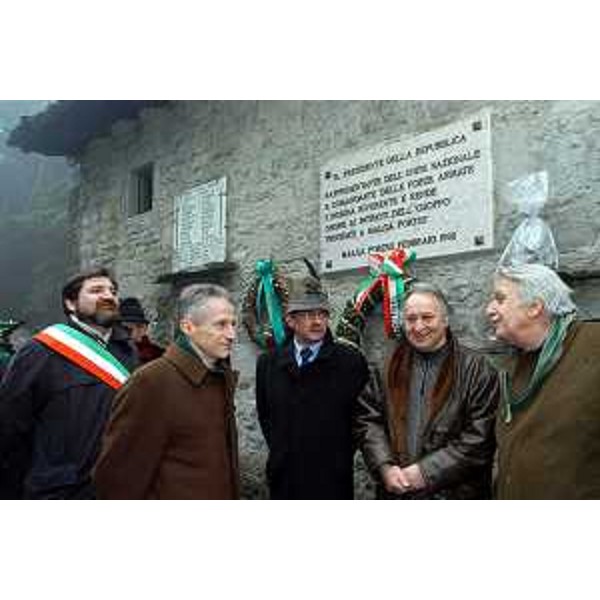Riccardo Illy (Presidente della Regione Friuli Venezia Giulia) a Porzus, alla cerimonia che ricorda l'eccidio dei partigiani della Brigata Osoppo Friuli. (Udine, 08/02/04)