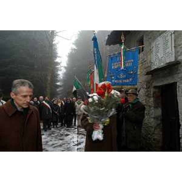 Riccardo Illy (Presidente della Regione Friuli Venezia Giulia) a Porzus, alla cerimonia che ricorda l'eccidio dei partigiani della Brigata Osoppo Friuli. (Udine, 08/02/04)