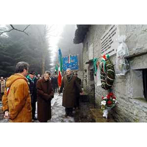 Riccardo Illy (Presidente della Regione Friuli Venezia Giulia) a Porzus, alla cerimonia che ricorda l'eccidio dei partigiani della Brigata Osoppo Friuli. (Udine, 08/02/04) 