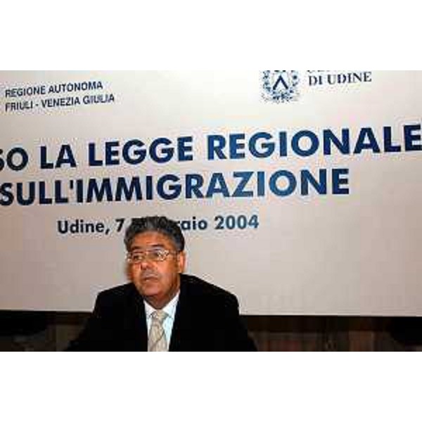 Roberto Antonaz (Assessore regionale all'istruzione, cultura, sport e pace) alla conferenza regionale sull'immigrazione. (Udine, 07/02/04) 