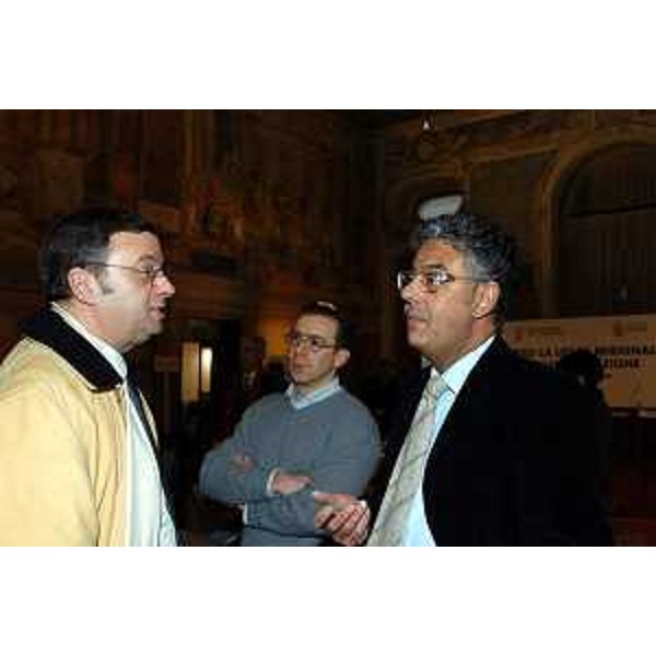 Roberto Antonaz (Assessore regionale all'istruzione, cultura, sport e pace) ed Alessandro Tesini (PResidente del Consiglio Regionale) alla conferenza regionale sull'immigrazione. (Udine, 07/02/04)