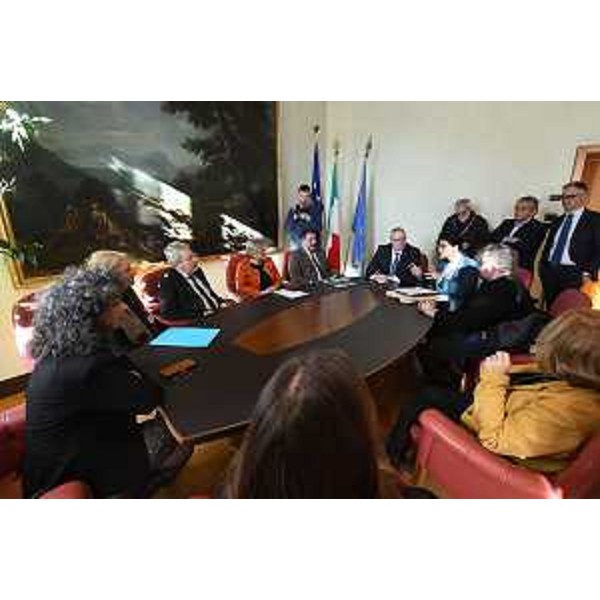 Anna Agrizzi, presidente associazione Diritti del malato Odv Udine, illustra la petizione a Bordin - Anna Agrizzi, presidente associazione Diritti del malato Odv Udine, illustra la petizione a Bordin