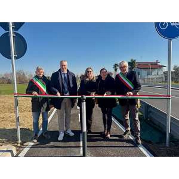 Il taglio del nastro, con il presidente del Cr Fvg, Mauro Bordin, secondo da sinistra accanto al sindaco di Torviscosa Enrico Monticolo. Il primo da destra è Pietro Del Frate, sindaco di San Giorgio di Nogaro - Il taglio del nastro, con il presidente del Cr Fvg, Mauro Bordin, secondo da sinistra accanto al sindaco di Torviscosa Enrico Monticolo. Il primo da destra è Pietro Del Frate, sindaco di San Giorgio di Nogaro 