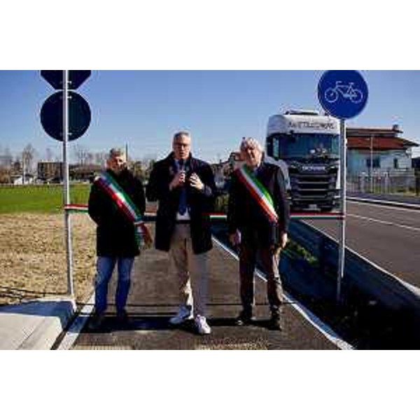 L'intervento di Bordin dopo l'inaugurazione. Al suo fianco i due sindaci - L'intervento di Bordin dopo l'inaugurazione. Al suo fianco i due sindaci