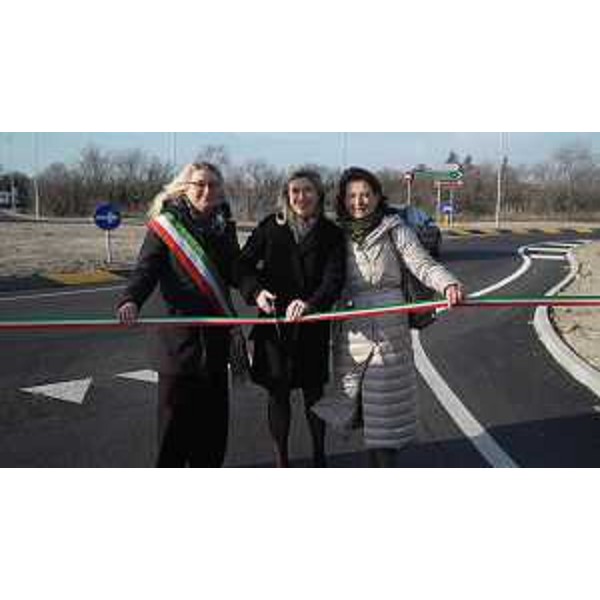 L'assessore Amirante al taglio del nastro - L'assessore Amirante al taglio del nastro