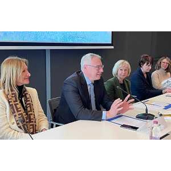 Il presidente del Cr Fvg, Mauro Bordin, con a sx Laura Giorgi, sindaco di Lignano Sabbiadoro e a dx Anna Maria Zilli, rettore dell'Educandato Uccellis, e Alessia Rosolen, assessore Fvg all'Istruzione - Il presidente del Cr Fvg, Mauro Bordin, con a sx Laura Giorgi, sindaco di Lignano Sabbiadoro e a dx Anna Maria Zilli, rettore dell'Educandato Uccellis, e Alessia Rosolen, assessore Fvg all'Istruzione 