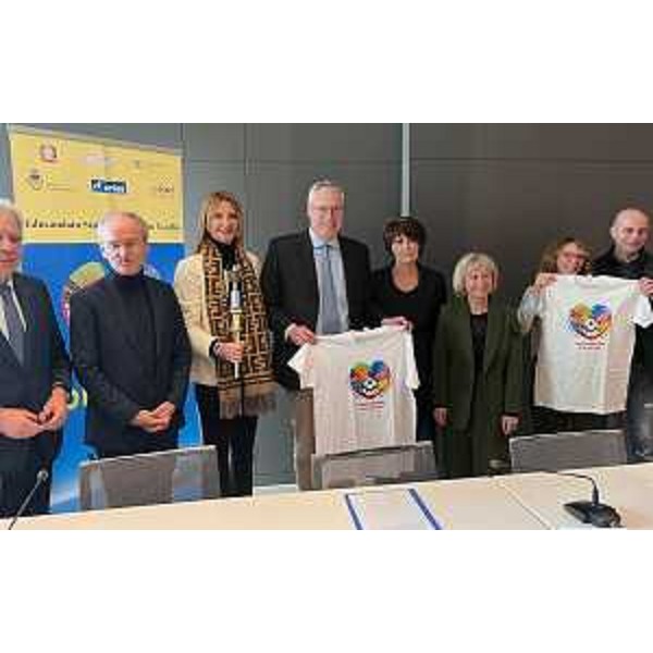 La maglietta con il logo delle Convittiadi disegnato dagli studenti del convitto "Vittorio Emanuele II" di Roma, vincitori del concorso di idee - La maglietta con il logo delle Convittiadi disegnato dagli studenti del convitto "Vittorio Emanuele II" di Roma, vincitori del concorso di idee