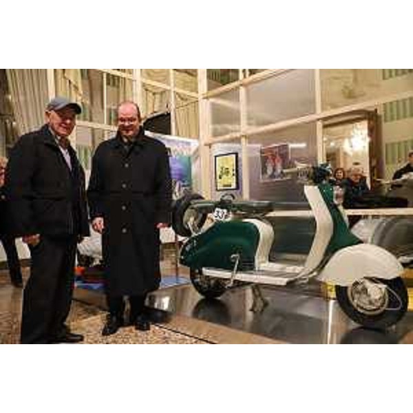 Il vicegovernatore Mario Anzil davanti ad uno degli scooter presenti alla mostra inaugurata oggi a Villa Manin - Il vicegovernatore Mario Anzil davanti ad uno degli scooter presenti alla mostra inaugurata oggi a Villa Manin