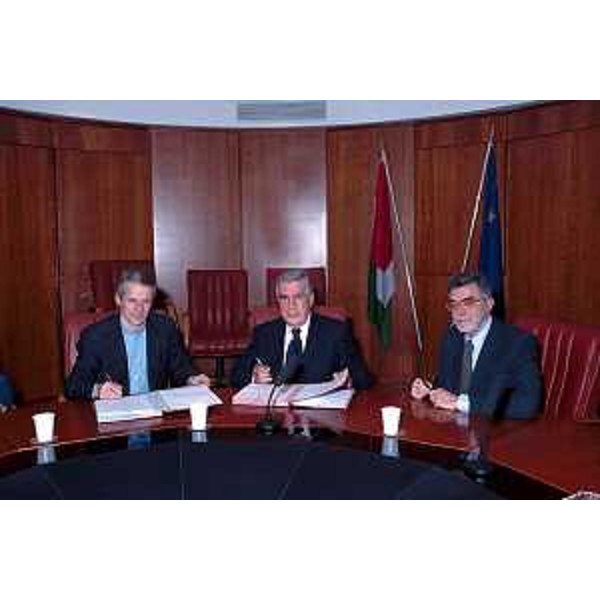 Riccardo Illy (Presidente della Regione Friuli Venezia Giulia) alla firma dell'accordo con Co.Re.Com (Comitato regionale per le comunicazioni). (Trieste, 29/01/04)