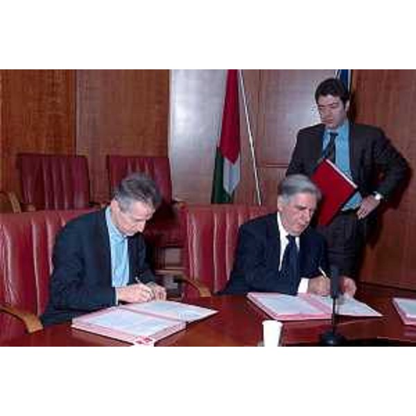 Riccardo Illy (Presidente della Regione Friuli Venezia Giulia) alla firma dell'accordo con Co.Re.Com (Comitato regionale per le comunicazioni). (Trieste, 29/01/04)