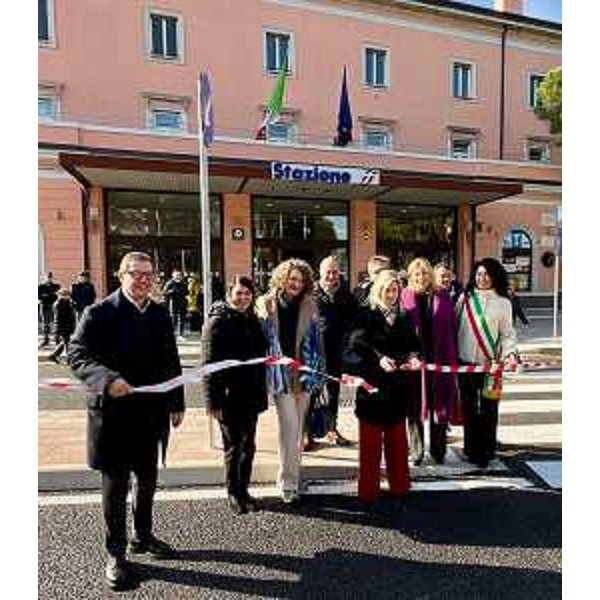 Il taglio del nastro della rinnovata stazione ferroviaria di Gorizia e del piazzale antistante dove sostano i bus. - Il taglio del nastro della rinnovata stazione ferroviaria di Gorizia e del piazzale antistante dove sostano i bus.