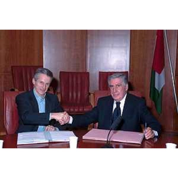 Riccardo Illy (Presidente della Regione Friuli Venezia Giulia) alla firma dell'accordo con Co.Re.Com (Comitato regionale per le comunicazioni). (Trieste, 29/01/04)
