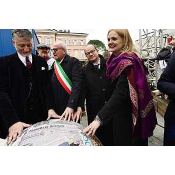 La sfera oggetto dell'evento di oggi a Gorizia , alla presenza del vicegovernatore Mario Anzil - La sfera oggetto dell'evento di oggi a Gorizia , alla presenza del vicegovernatore Mario Anzil
