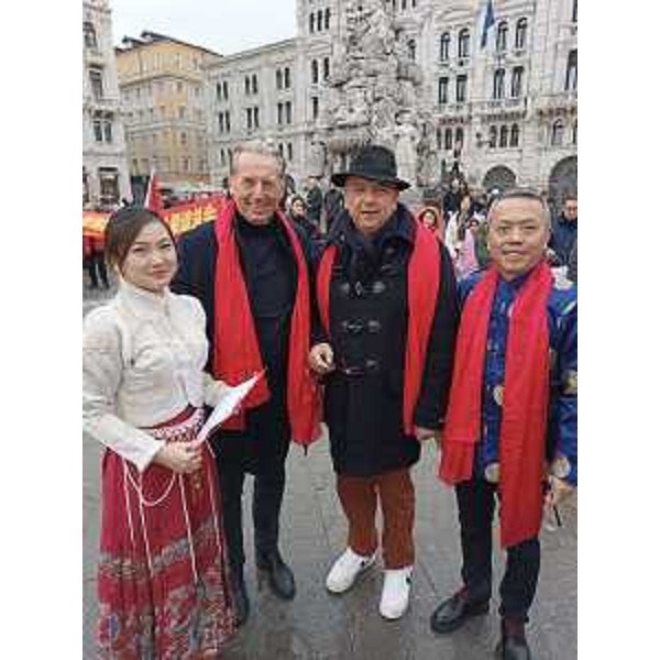 L'assessore alla Difesa dell'ambiente Fabio Scoccimarro in Piazza Unità d'Italia assieme al sindaco di Trieste Roberto Dipiazza e ai rappresentanti dell'Associazione Cinese triestina - L'assessore alla Difesa dell'ambiente Fabio Scoccimarro in Piazza Unità d'Italia assieme al sindaco di Trieste Roberto Dipiazza e ai rappresentanti dell'Associazione Cinese triestina