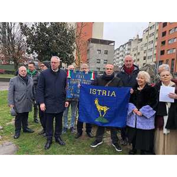 Il presidente del Cr Fvg, Mauro Bordin (terzo da sinistra nella foto), assieme ai rappresentanti dell'Anvgd e degli esuli di Istria, Fiume e Dalmazia - Il presidente del Cr Fvg, Mauro Bordin (terzo da sinistra nella foto), assieme ai rappresentanti dell'Anvgd e degli esuli di Istria, Fiume e Dalmazia