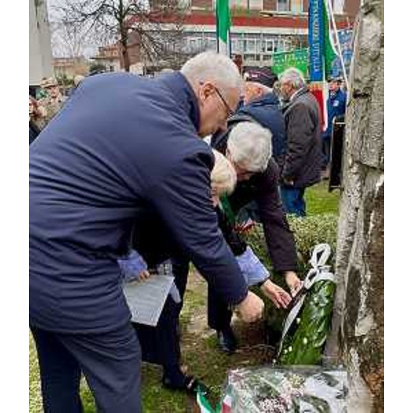 L'omaggio del presidente Bordin al cippo che ricorda i martiri delle foibe. Accanto a lui Bruna Zuccolin, presidente del comitato provinciale udinese dell'Anvgd, e il sindaco di Udine, Alberto Felice De Toni - L'omaggio del presidente Bordin al cippo che ricorda i martiri delle foibe. Accanto a lui Bruna Zuccolin, presidente del comitato provinciale udinese dell'Anvgd, e il sindaco di Udine, Alberto Felice De Toni