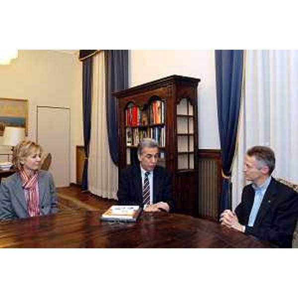 Riccardo Illy (Presidente della Regione Friuli Venezia Giulia), Nikiforos Diamandouros (mediatore europeo), Caterina Dolcher (difensore civico nel Friuli-Venezia Giulia). (Trieste, 28/01/04)