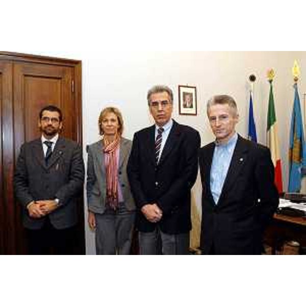Riccardo Illy (Presidente della Regione Friuli Venezia Giulia), Nikiforos Diamandouros (mediatore europeo), Caterina Dolcher (difensore civico nel Friuli-Venezia Giulia), Francesco Milanese (tutore dei minori). (Trieste, 28/01/04)