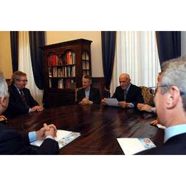Riccardo Illy (Presidente della Regione Friuli Venezia Giulia), Augusto Antonucci (Assessore al Patrimonio ed ai Servizi generali) con la delegazione della Federazione regionale delle Banche di credito cooperativo del Friuli-Venezia Giulia. (Trieste, 28/01/04)