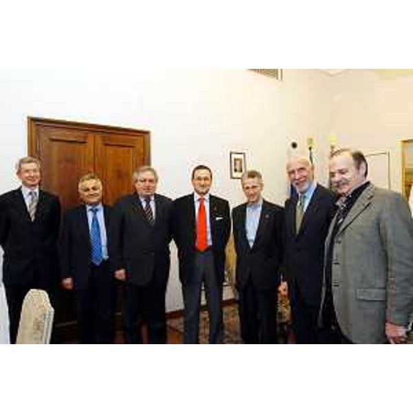 Riccardo Illy (Presidente della Regione Friuli Venezia Giulia), Augusto Antonucci (Assessore al Patrimonio ed ai Servizi generali), Gianfranco Moretton (Assessore regionale all'ambiente, lavori pubblici e protezione civile) con la delegazione della Federazione regionale delle Banche di credito cooperativo del Friuli-Venezia Giulia. (Trieste, 28/01/04) 