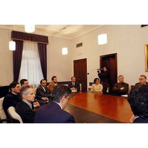 Riccardo Illy (Presidente della Regione Friuli Venezia Giulia), Ezio Beltrame (Assessore regionale alla salute e protezione sociale) con il comitato provincia alto friuli. (Trieste, 28/01/04)