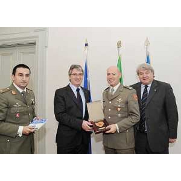 Renzo Tondo (Presidente Friuli Venezia Giulia) riceve Flaviano Godio (Generale Comandante Brigata Cavalleria Pozzuolo del Friuli) nella sede della Regione a Trieste. (Trieste 11/11/08)