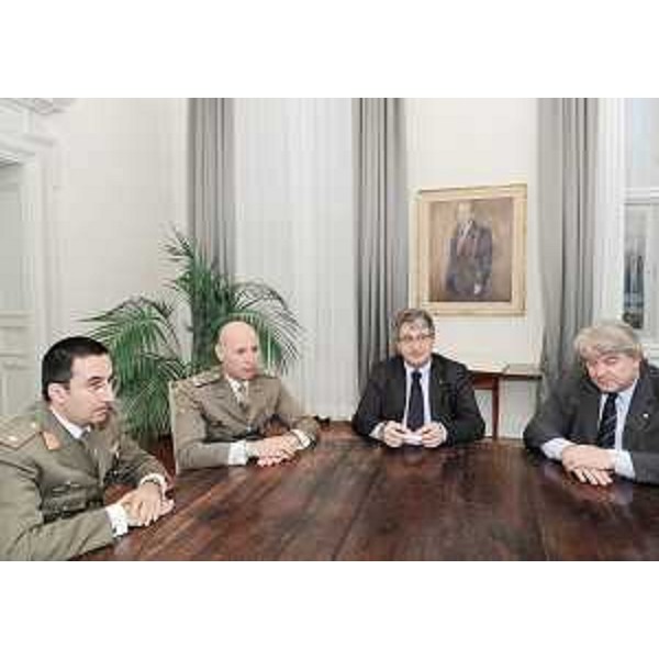Renzo Tondo (Presidente Friuli Venezia Giulia) riceve Flaviano Godio (Generale Comandante Brigata Cavalleria Pozzuolo del Friuli) nella sede della Regione a Trieste. (Trieste 11/11/08)