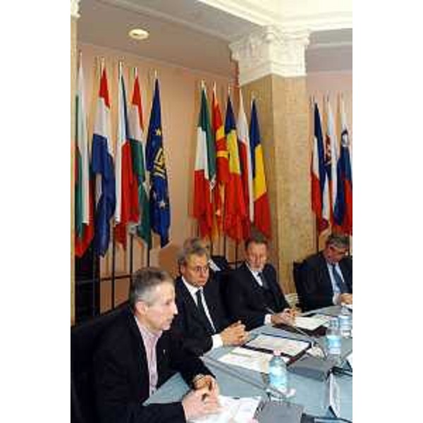Riccardo Illy (Presidente della Regione Friuli Venezia Giulia) e Roberto Antonione (Sottosegretario agli Affari Esteri) alla firma dell'accordo del Segretariato permanente del Corridoio paneuropeo V. (Trieste, 27/01/04)