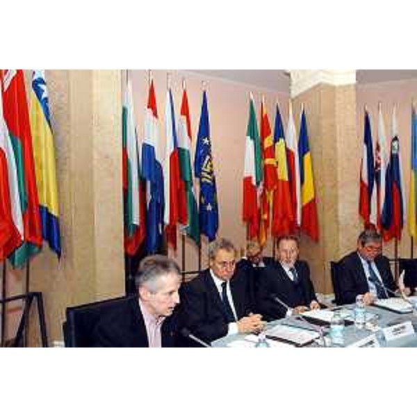 Riccardo Illy (Presidente della Regione Friuli Venezia Giulia) e Roberto Antonione (Sottosegretario agli Affari Esteri) alla firma dell'accordo del Segretariato permanente del Corridoio paneuropeo V. (Trieste, 27/01/04)