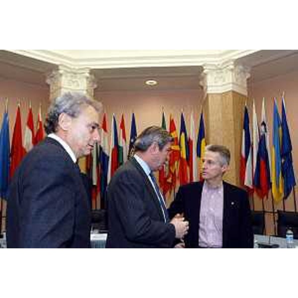 Riccardo Illy (Presidente della Regione Friuli Venezia Giulia), Onorevole Pietro Lunardi (Ministro delle Infrastrutture e dei Trasporti) e Roberto Antonione (Sottosegretario agli Affari Esteri) alla firma dell'accordo del Segretariato permanente del Corridoio paneuropeo V. (Trieste, 27/01/04)
