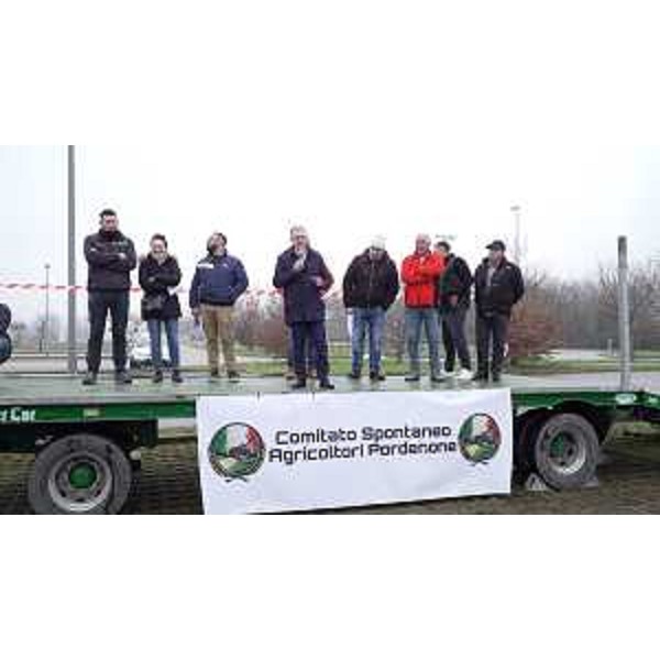 L'assessore regionale alle Risorse agroalimentari Stefano Zannier durante il suo intervento alla manifestazione degli agricoltori a Pordenone - L'assessore regionale alle Risorse agroalimentari Stefano Zannier durante il suo intervento alla manifestazione degli agricoltori a Pordenone
