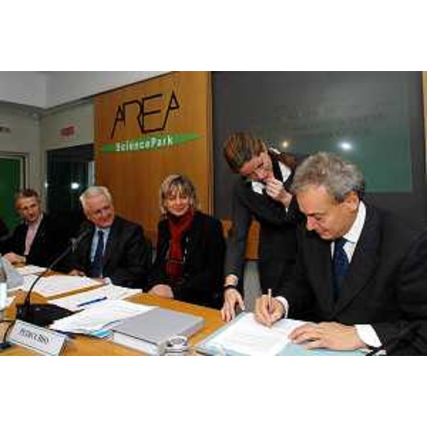Riccardo Illy (Presidente della Regione Friuli Venezia Giulia), Roberto Antonione (Sottosegretario agli Affari Esteri) e Maria Cristina Pedicchio alla firma per l'accordo di coordinamento degli enti di ricerca. (Trieste, 27/01/04)