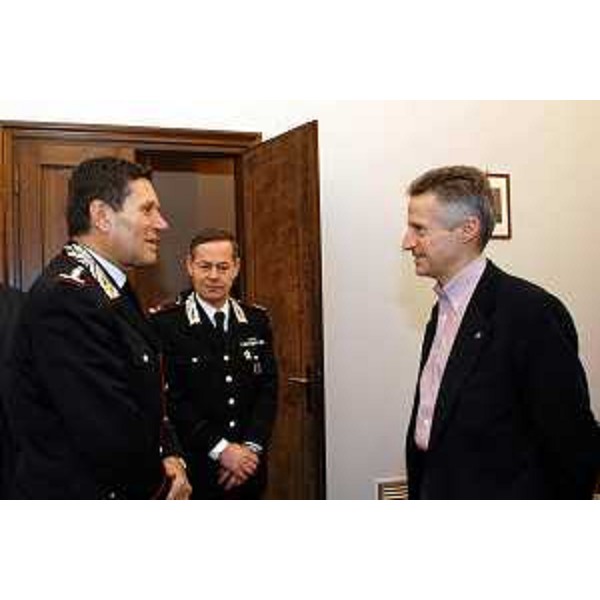 Riccardo Illy (Presidente della Regione Friuli Venezia Giulia) incontra il generale di corpo d'armata Ermanno Vallino. (Trieste, 27/01/04)