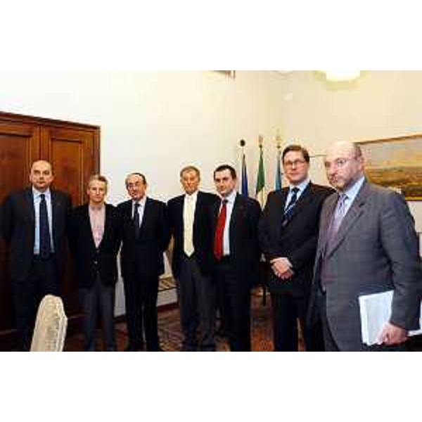 Riccardo Illy (Presidente della Regione Friuli Venezia Giulia), Carlo Marsili (Ambasciatore Italiano ad Ankara), Enrico Samer (console di Turchia a Trieste), Roberto Dipiazza (Sindaco di Trieste), Enrico Bertossi (Assessore regionale alle attività produttive). (Trieste, 23/01/04)