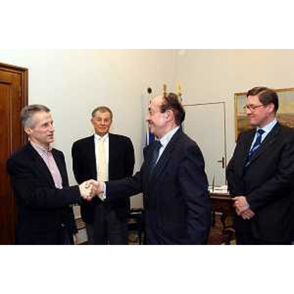 Riccardo Illy (Presidente della Regione Friuli Venezia Giulia), Carlo Marsili (Ambasciatore Italiano ad Ankara), Enrico Samer (console di Turchia a Trieste). (Trieste, 23/01/04)