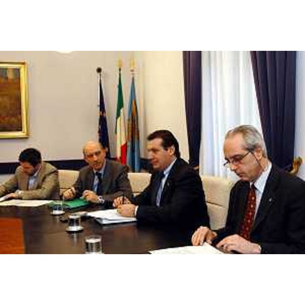 Enzo Marsilio (Assessore regionale alle risorse agricole, naturali, forestali e montagna), Gianni Pecol Cominotto (Assessore regionale all'organizzazione, personale e sistemi informativi) e Guido Baggi (Capo Ufficio Stampa Regione Friuli Venezia Giulia). (Trieste, 23/01/04)