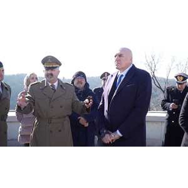 L'assessore regionale al Patrimonio Sebastiano Callari (dietro al centro) con il ministro della Difesa Guido Crosetto (a destra) e il direttore del Sacrario militare Massimiliano Fioretti - L'assessore regionale al Patrimonio Sebastiano Callari (dietro al centro) con il ministro della Difesa Guido Crosetto (a destra) e il direttore del Sacrario militare Massimiliano Fioretti