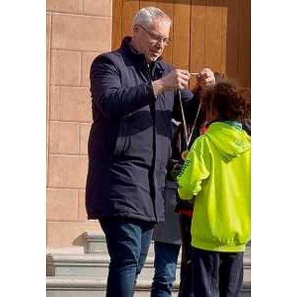 Il presidente Bordin durante le premiazioni della corsa campestre - Il presidente Bordin durante le premiazioni della corsa campestre