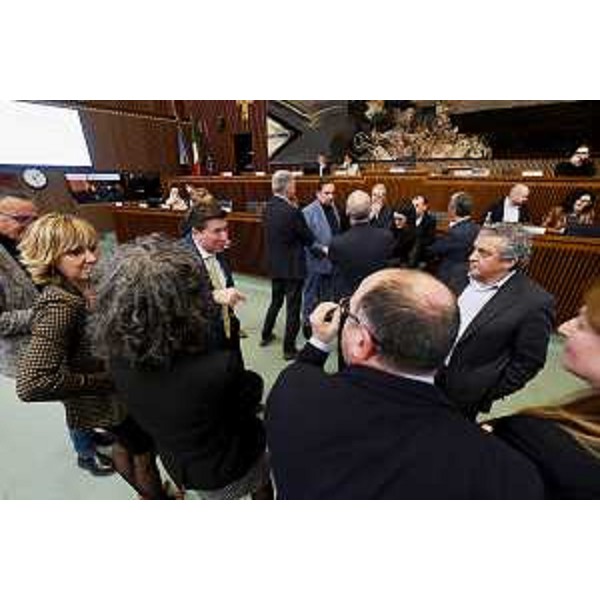 Discussione tra il presidente della IV Commissione, Alberto Budai (Lega) e il capogruppo del Pd, Diego Moretti, durante la pausa lavori - Discussione tra il presidente della IV Commissione, Alberto Budai (Lega) e il capogruppo del Pd, Diego Moretti, durante la pausa lavori