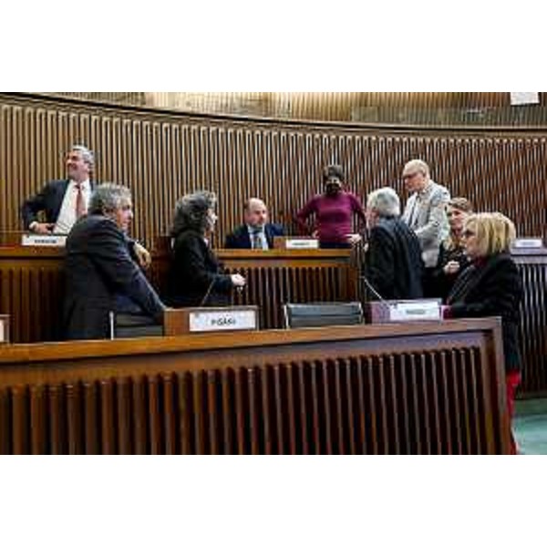 I consiglieri dei gruppi di Opposizione durante una pausa - I consiglieri dei gruppi di Opposizione durante una pausa