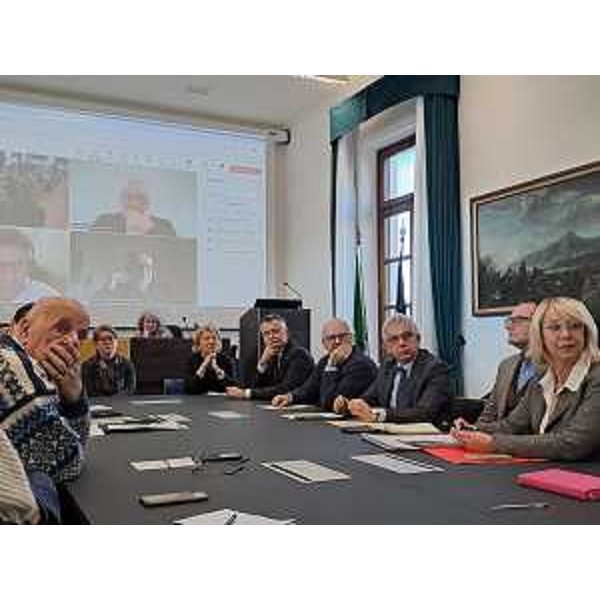 Lassessore regionale al Patrimonio Sebastiano Callari con il Prefetto di Udine Domenico Lione alla riunione sui disservizi della rete telefonica fissa, mobile e internet - Lassessore regionale al Patrimonio Sebastiano Callari con il Prefetto di Udine Domenico Lione alla riunione sui disservizi della rete telefonica fissa, mobile e internet