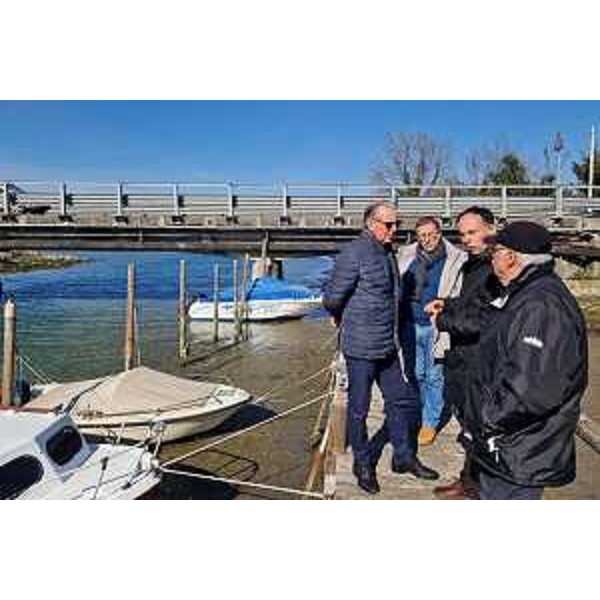 Un momento del sopralluogo compiuto questa mattina dall'assessore regionale Fabio Scoccimarro a Muggia - Un momento del sopralluogo compiuto questa mattina dall'assessore regionale Fabio Scoccimarro a Muggia