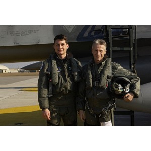 Riccardo Illy (Presidente della Regione Friuli Venezia Giulia) in visita alla Base aerea di Aviano si prepara a compiere un volo su un F16 del 555° Squadrone. (Aviano 21/01/04)