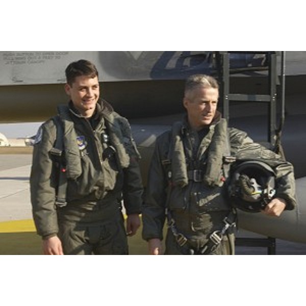 Riccardo Illy (Presidente della Regione Friuli Venezia Giulia) in visita alla Base aerea di Aviano si prepara a compiere un volo su un F16 del 555° Squadrone. (Aviano 21/01/04)