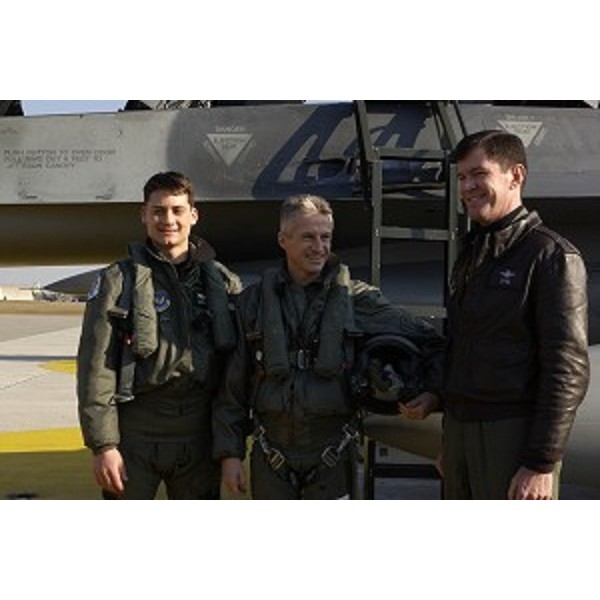 Riccardo Illy (Presidente della Regione Friuli Venezia Giulia) in visita alla Base aerea di Aviano si prepara a compiere un volo su un F16 del 555° Squadrone. (Aviano 21/01/04)