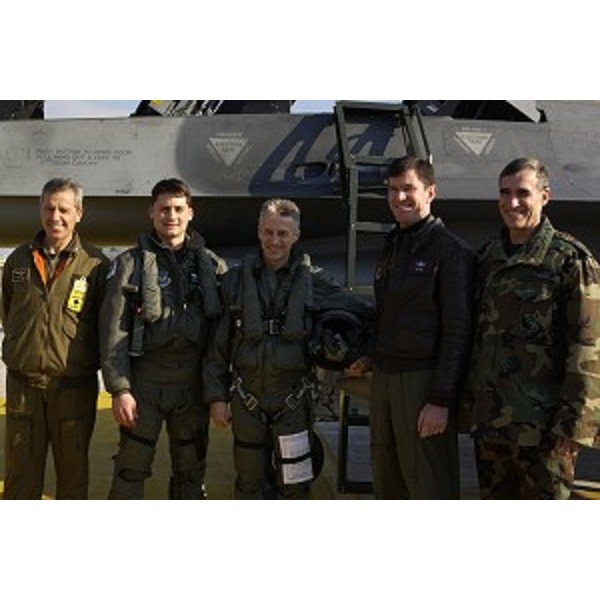 Riccardo Illy (Presidente della Regione Friuli Venezia Giulia) in visita alla Base aerea di Aviano si prepara a compiere un volo su un F16 del 555° Squadrone. (Aviano 21/01/04)